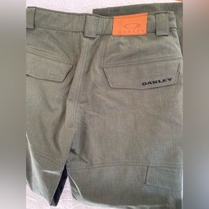 Oakley Men’s Thunder Gore-Tex Biozone Snowboard Pants